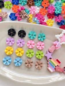 Detailopname van kleurrijke golvende acrylkralen en hangers voor DIY sieraden