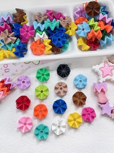 Macro-opname van kleurrijke acryl tandwielkralen voor DIY-sieraden in diverse levendige tinten