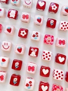 Vue à plat de perles cubiques en acrylique avec motifs de fraises et lapins pour bijoux DIY