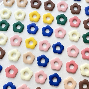 Vue à plat de fleurs en résine colorées pour loisirs créatifs et accessoires de cheveux