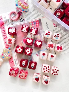 Gros plan de jolies perles carrées en acrylique avec motifs de lapin pour bijoux DIY