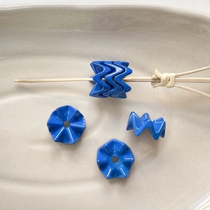 Macro-opname van donkerblauwe gegolfde acryl kralen voor DIY-sieraden en armbanden