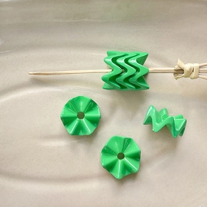 Detail van heldergroene golvende acrylkralen voor DIY sieraden en accessoires