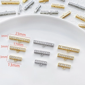 Vue macro de connecteurs barres en or 14k sertis de zircon en tailles 13mm, 17mm, 23mm