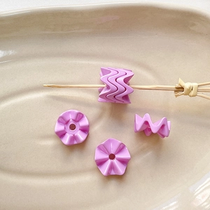 Macro-detail van lavendel golvende acryl kralen voor DIY handgemaakte sieraden
