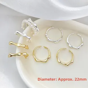 Detailsicht auf verstellbare Bambus-Ringe in Gold und Silber mit Perlen-Akzenten