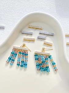 Détail macro de pendentifs strass plaqués or 14k et boucles d'oreilles à franges perle