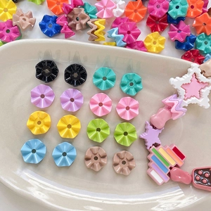 Gekleurde acryl ster kralen voor DIY sieraden maken gepresenteerd in keramische schaal