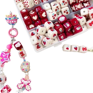 Kit bijoux DIY avec perles lapin et fraise mignonnes dans une boîte de rangement claire