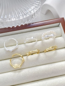 Detail von 14k Gold- und Silberringen mit Bambus-Textur und Perlen in einer Schmuckbox