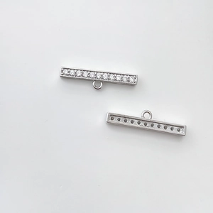 Détail macro de pendentifs rectangulaires en argent plaqué or 14k avec des zircons