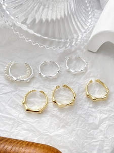 Detail von 14k Gold und Silber Bambus Ringen mit Perlen auf weißem Hintergrund