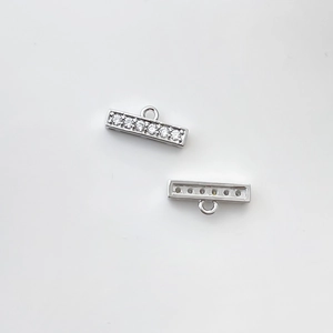 Détail de pendentifs rectangulaires en or 14k argenté avec zircons incrustés et crochets
