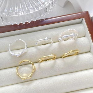 Minimalistisches Ringset in 14k Gold und Silber mit Perlen in einer Schmuckschatulle aus Holz