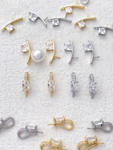 Macro detail van 14k vergulde zirkoon en parel connectoren voor het maken van DIY sieraden
