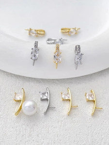 Detail van 14k goudgevulde hangers met zirkonia en parels voor doe-het-zelf sieraden