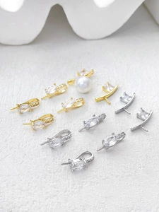 Macro-opname van 14k vergulde zirkoon parelhanger-bases voor DIY-sieraden maken