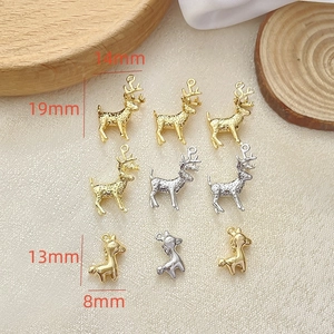 Dettaglio dei ciondoli cervo in oro 14k di 14x19mm e 8x13mm per gioielli fai-da-te