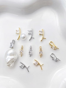 Macro-opname van 14k gouden hangers met zirkoon en barokparels voor DIY-sieraden maken
