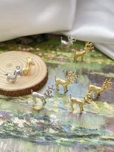 Dettaglio di ciondoli a forma di cervo placcati oro 14k per gioielli fai-da-te