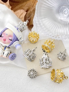 Makroaufnahme von Zirkonia-Kronenanhängern für DIY-Schmuck und Bastelzubehör