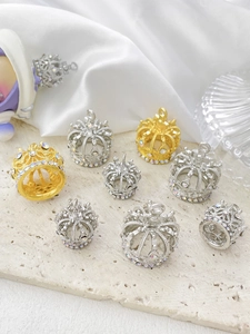 Detailansicht von Gold- und Silberkronen-Anhängern mit Zirkonia für DIY-Schmuckherstellung