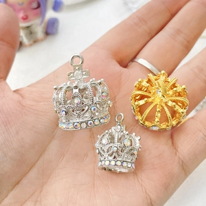 Funkelnde Kronenanhänger in Gold und Silber mit Zirkonia für DIY-Schmuckherstellung