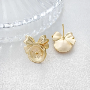 Macro-detail van vergulde strik-oorringhouders voor het maken van DIY-sieraden