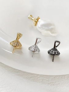 Dettaglio di coppette in zircone placcato oro per gioielli fai-da-te con perle barocche
