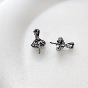 Dettaglio macro del gancio per gioielli fai-da-te nero con pietre in zirconia micro-pave