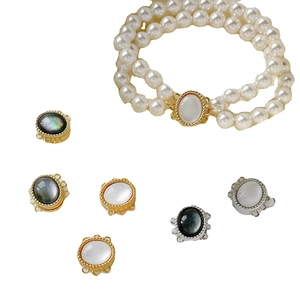 Double-layer pearl necklace with magnetic shell clasps in gold and silver finish