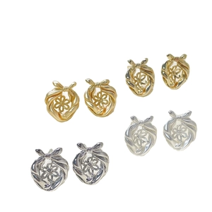 Orecchini a perno con fiocco in oro e argento con design a fiore traforato per fai da te