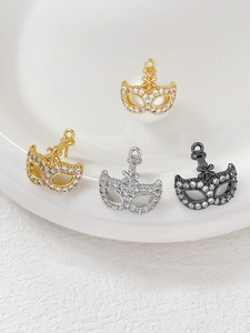 Dettagli di ciondoli a maschera veneziana in oro e argento con zirconi per gioielli fai da te