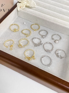 Detailset aus vergoldeten und versilberten verstellbaren Ringen mit Perlen und Zirkon in Box