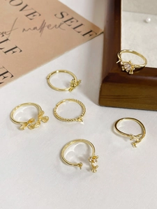 Set mit sechs vergoldeten Ringen mit Schmetterlings-, Blumen- und Herzmotiven