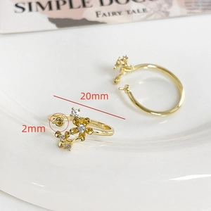 Makroaufnahme einer vergoldeten Blumen-Ringfassung mit 2mm Stift für DIY-Perlen