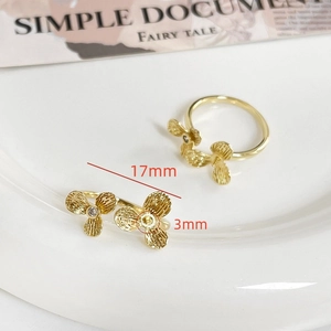 Detailansicht eines 17mm Goldrings mit dreiblättrigem Blumendesign und Zirkonia-Besatz