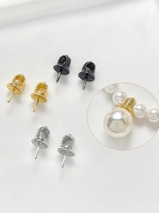 Dettaglio di coppette per perle placcate oro 18k con perni in oro, argento e nero