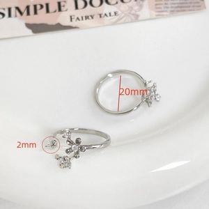 Detailansicht der Blumenohrringe mit Zirkonia und 20mm Durchmesser Markierung