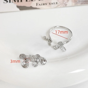 Detail eines Blumenrings mit gebürsteter Textur und Zirkon-Zentrum in 17mm Durchmesser