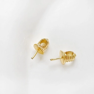 Dettaglio di perni per orecchini placcati oro 18k con asole per creazione gioielli DIY