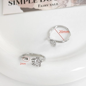 Detail der 20mm Ringbasis mit Sternenkrallen-Fassung und klarem Zirkonia-Stein