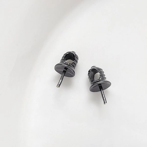Dettaglio macro di coppette copriperla in metallo placcato oro 18k nero lucido DIY