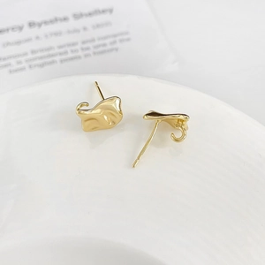 Unregelmäßige wellenförmige 18k vergoldete Ohrstecker-Basis mit Öse für DIY-Schmuck