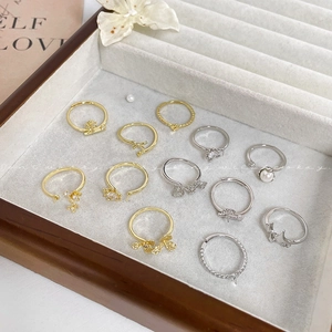 Elegantes Set aus verstellbaren Gold- und Silberringen mit Zirkonia und Perlen für Damen