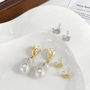 Barockperlen-Ohrhänger und minimalistische Lava-Ohrstecker in einem vergoldeten Set