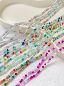 Vue détaillée de perles de cristal colorées facettées pour la création de bijoux DIY