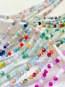 Vue macro de perles en verre facettées colorées pour la création de bijoux et artisanat