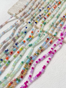 Gros plan de perles de cristal colorées à facettes pour la création de bijoux DIY