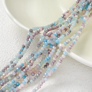 Vue macro de perles en verre facettées multicolores pour bijoux DIY aux tons pastel